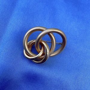 ❤️ 5 for 15!!! Gold tone brooch